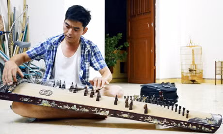 Lê Hữu Hùng đánh đàn tranh.