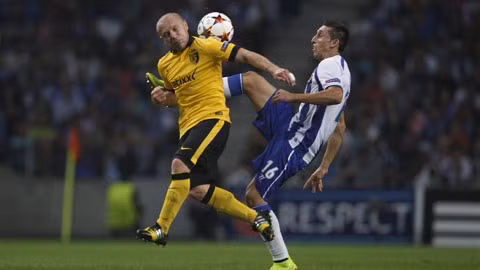 Porto (phải) dễ dàng vượt qua Lille để có lần thứ 19 vào vòng bảng Champions League