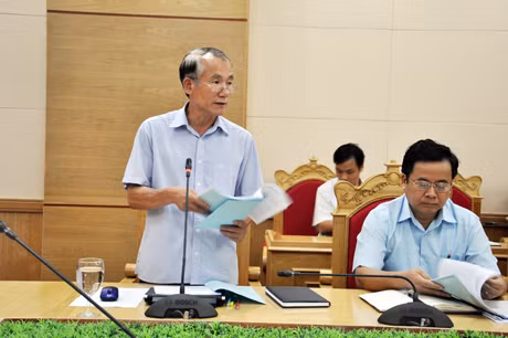 Đồng chí Đào Thanh Lưỡng, Bí thư Đảng ủy Khối các CQ tỉnh trình bày báo cáo tóm tắt Đề án của đơn vị tại cuộc họp.