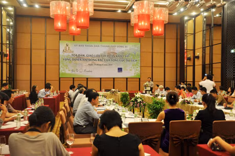 Đồng chí Nguyễn Quý Phương, Vụ trưởng Vụ Lữ hành phát biểu tại cuộc tọa đàm với lãnh đạo TP Uông Bí.