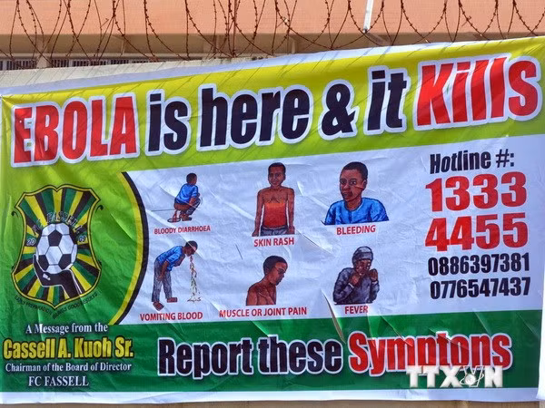 Bảng thông tin về dịch Ebola gần một trung tâm y tế ở Monrovia, Liberia. (Nguồn: AFP/TTXVN)