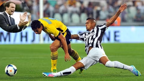 Tân HLV Allegri (ảnh nhỏ) đang gặp khó khăn trong việc định hình lối chơi cho Juventus (áo sọc)