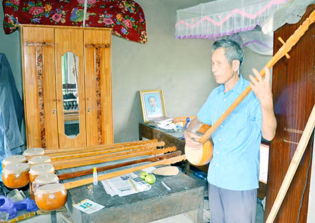 Nhạc cụ dùng trong hát then nhất thiết phải có đàn tính. Ở Bình Liêu hiện vẫn còn nhiều người giữ được nghề làm đàn tính, tiêu biểu là ông Lương Thiêm Phú, thôn Chàng Nà, xã Tình Húc (ảnh 2). 