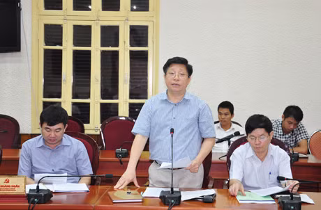 Giám đốc Sở VHTT&DL Hà Quang Long báo cáo tại hội nghị.
