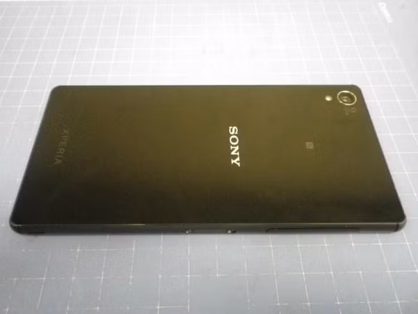 Mặt sau hầu như vẫn giữ nguyên, theo một số người hâm mộ Sony, phần mặt sau của dòng Z... không còn đẹp hơn được nữa.