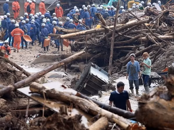 Công tác cứu hộ diễn ra tại hiện trường vụ lở đất. (Nguồn: AFP/TTXVN)