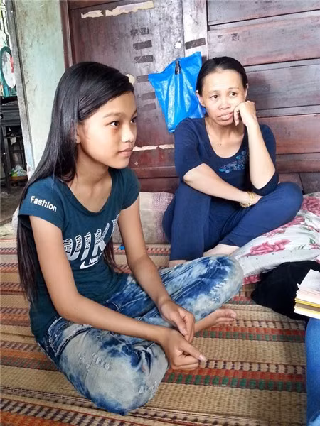 Hiện tại, gia đình trang trải cuộc sống từ thu nhập bán vé số của mẹ và tiền đi hát đám tiệc của Thu Hiền.