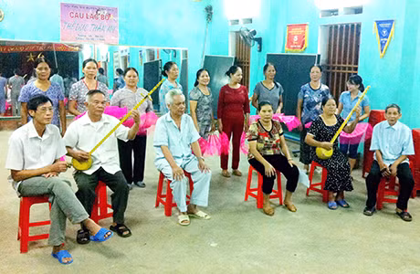 Tuy đã 74 tuổi, nhưng ông Phú vẫn dành tình yêu đối với quê hương qua những cây đàn tính do ông làm ra. Ông còn là Chủ nhiệm CLB Then và đàn tính xã Tình Húc với 16 thành viên. CLB thường xuyên sinh hoạt, tập luyện, góp phần giữ gìn làn điệu then đất Bình Liêu (ảnh 3).