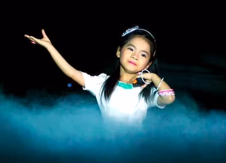  Thu An tự tin biểu diễn trên sân khấu.