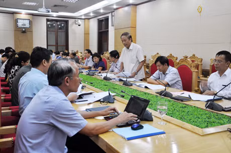 Thành viên Hội đồng thẩm định đề án các ban Đảng, đoàn thể góp ý kiến vào Đề án của Đảng ủy Khối các CQ tỉnh tai cuộc họp.