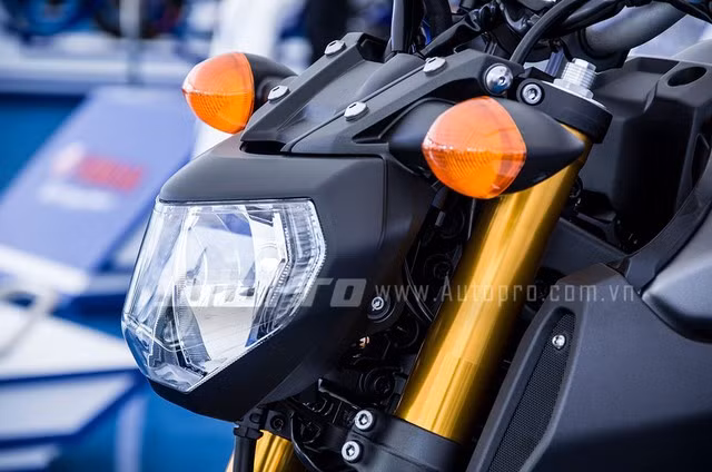 Nhìn ngang thì phần đầu đèn của Yamaha MT-09 được thiết kế nhô ra phía trước, trông khá 