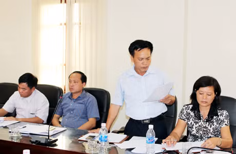 Đồng chí Vũ Văn Khoản, Trưởng phòng Kinh tế TP Uông Bí báo cáo tại cuộc họp.
