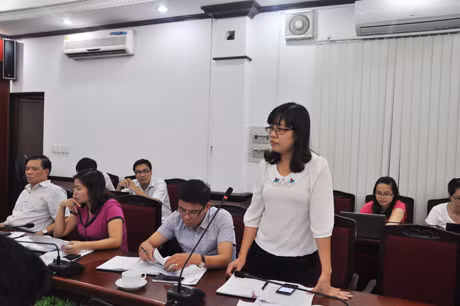 Đại biểu tham gia góp ý kiến tại cuộc họp.