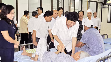 Chủ tịch UBND tỉnh Nguyễn Văn Đọc thăm hỏi bệnh nhân điều trị tại Bệnh viện Đa khoa Cẩm Phả.