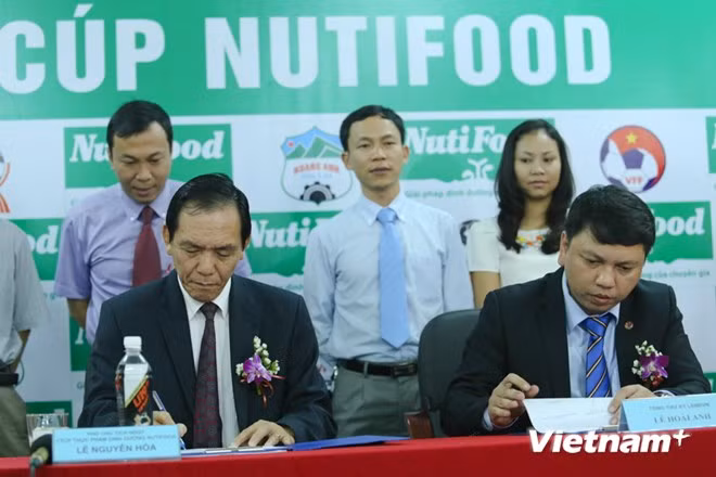 Tổng thư ký VFF Lê Hoài Anh (bên phải) ký hợp đồng tài trợ với đại diện Nutifood. (Ảnh: Minh Chiến/Vietnam+)
