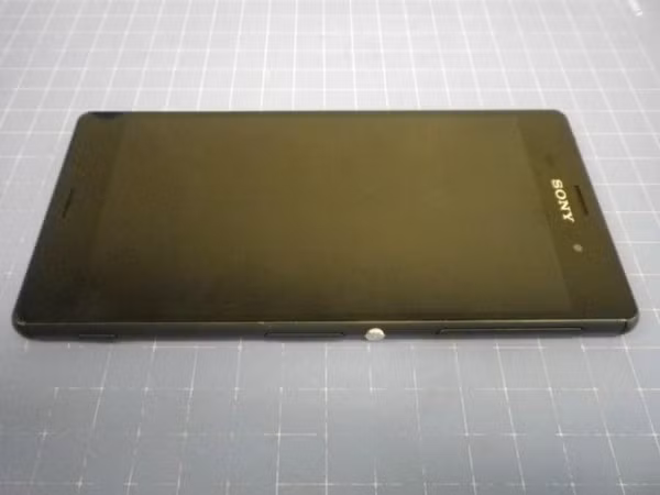 Thiết kế của Xperia Z3 đã tròn trịa hơn đáng kể so với Z2. Phần micro thoại được chuyển lên phía trên trông khá lạ mắt.
