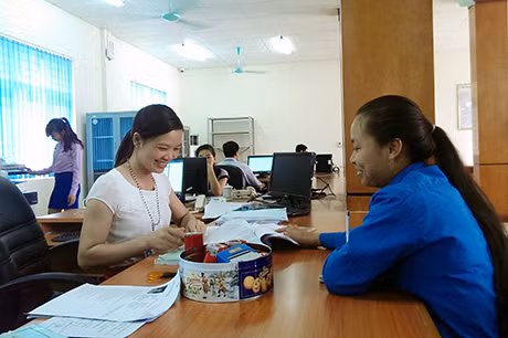 Cán bộ Trung tâm Hành chính công huyện Vân Đồn giải quyết thủ tục hành chính cho người dân.