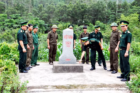 Công an xã Đồng Văn phối hợp với lực lượng Biên phòng Đồn 23 tuần tra, kiểm tra cột mốc biên giới.