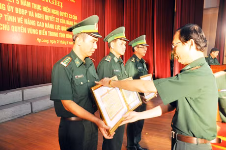 Đại tá Vũ Đức Tạo, Chính ủy BĐBP tỉnh trao Giấy khen của Đảng ủy BĐBP tỉnh cho những tập thể, cá nhân thuộc BĐBP tỉnh vì có thành tích xuất sắc trong 5 năm thực hiện Nghị quyết số 23 của Đảng ủy BĐBP Việt Nam