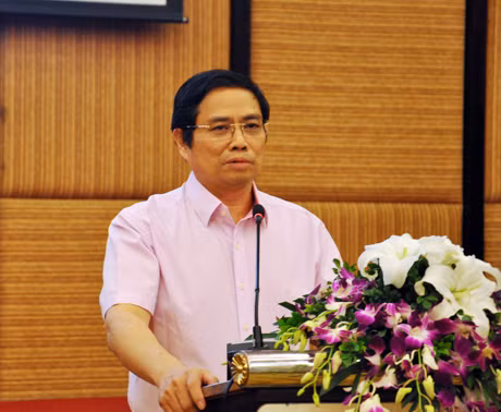  Đồng chí Phạm Minh Chính, Ủy viên Trung ương Đảng, Bí thư Tỉnh ủy phát biểu tại buổi làm việc.