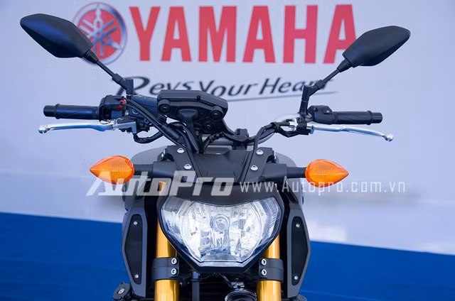 Là mẫu naked bike mới nên không bất ngờ khi MT-09 mang thiết kế hoàn toàn khác so với đàn anh FZ8 ra mắt cách đây vài năm. Đầu đèn thiết kế nhỏ gọn hơn hơn, đèn báo rẽ được đặt ở trên cao. Tuy nhiên có vẻ như đền pha mới khá nhỏ và không phù hợp với thiết kế tổng thể có kích thước lớn của xe.