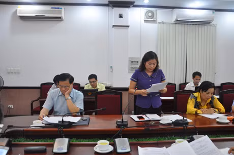 Đại diện Văn phòng Đoàn ĐBQH-HĐND tỉnh báo cáo kết quả công tác.