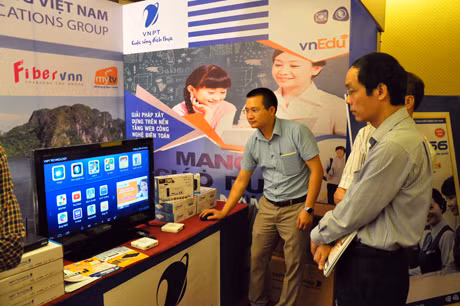 Đại biểu tham quan khu trưng bày sản phẩm.