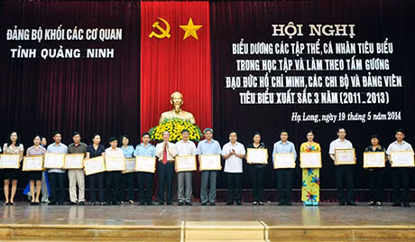 Đảng bộ Khối các cơ quan tỉnh tuyên dương các điển hình tiên tiến trong học tập và làm theo tấm gương đạo đức Hồ Chí Minh. Ảnh: Minh hà