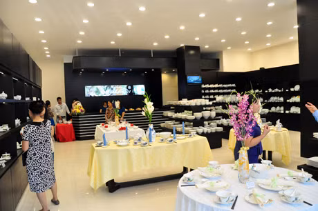 Showroom trưng bày hơn 1.000 sản phẩm độc đáo.