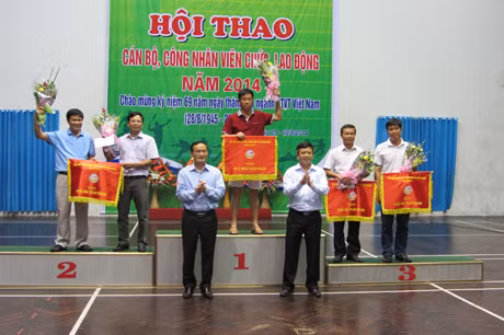 Ban Tổ chức trao giải cho các đoàn.