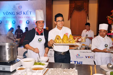  Đầu bếp khách sạn Sài Gòn Hạ Long (Quảng Ninh) giới thiệu đến du khách món ăn đặc sản Gà đồi Tiên Yên – Bánh gật gù.
