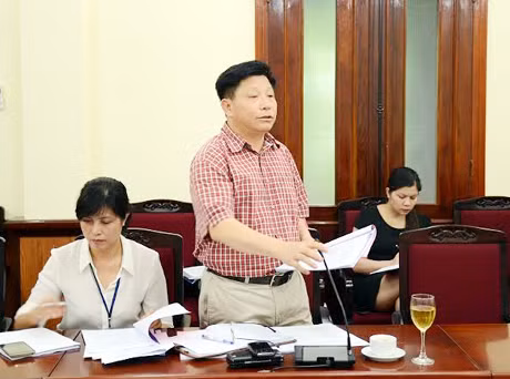 Đồng chí Hà Quang Long, Giám đốc Sở Văn hóa Thể thao và Du lịch trình bày đề án của Sở.