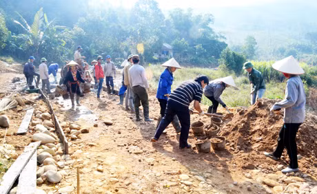 Tất cả người dân thôn Tầu Tiên trong độ tuổi lao động đều tham gia làm đường.