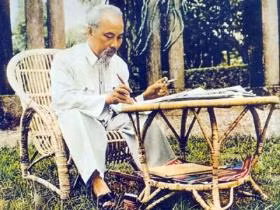 Chủ tịch Hồ Chí Minh trong vườn Phủ Chủ tịch.