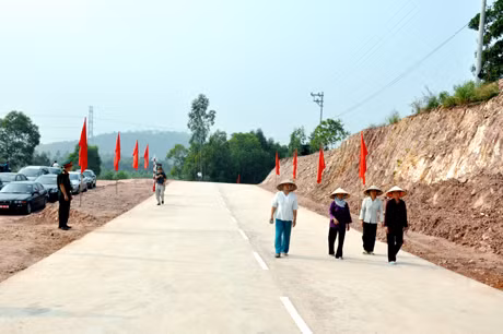 Công trình đường dân sinh từ hồ Trại Lốc lên am Ngoạ Vân (Đông Triều) do Công ty ĐTXD và TM thi công đảm bảo chất lượng, đáp ứng tốt nhu cầu đi lại, phát triển kinh tế ở địa phương.