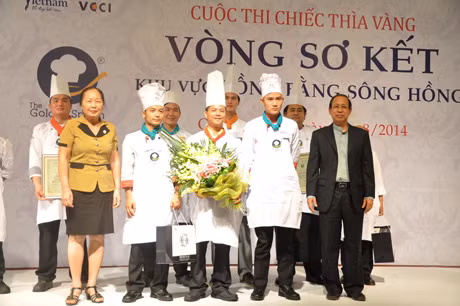 Ban Tổ chức trao giải cho các đội thi.