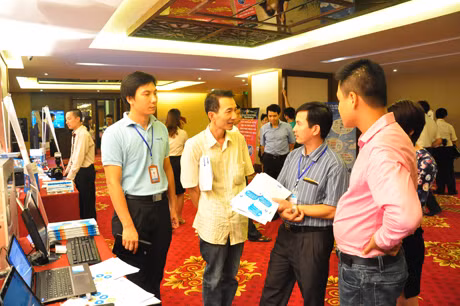 Các nhà đầu tư tìm hiểu các sản phẩm, trao đổi với đối tác.