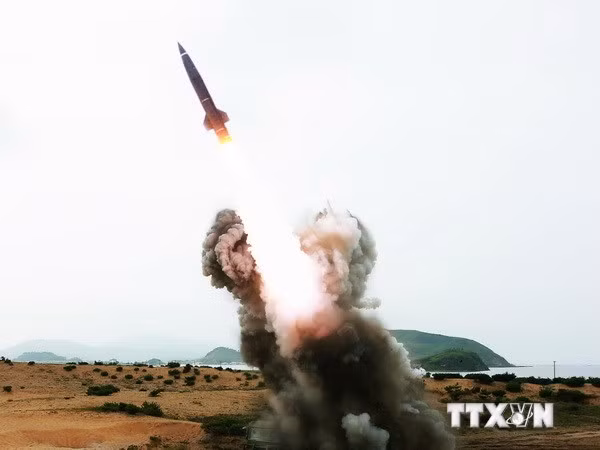 Quân đội Triều Tiên bắn thử rocket chiến thuật có độ chính xác và hiệu năng cao tại một địa điểm bí mật ở Triều Tiên. (Nguồn: AFP/TTXVN)