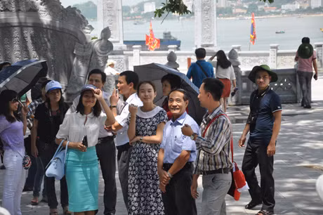 Đoàn Famtrip tham quan Khu Văn hóa núi Bài Thơ, TP Hạ Long.