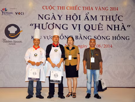  Bà Nguyễn Thị Bảo, Chủ tịch Hiệp hội Du lịch Quảng Ninh trao phần thưởng cho các đầu bếp có món ăn ngon được du khách bình chọn.