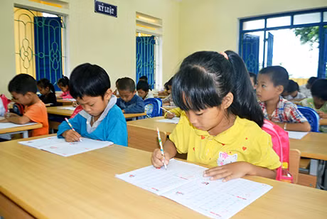 Học sinh lớp 1A6, cơ sở 2, Trường TH&THCS Minh Khai, tập viết chữ cái.