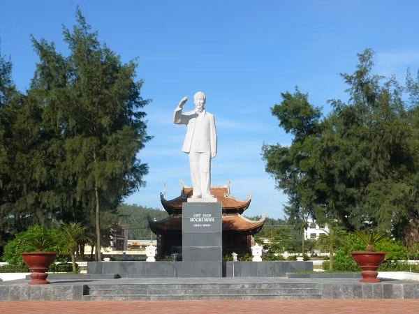 Tượng đài Bác Hồ tại Quảng trường thị trấn Cô Tô.
