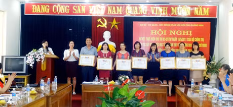 Chi bộ cơ quan Hội LHPN tỉnh khen thưởng các cá nhân điển hình trong học tập và làm theo tấm gương đạo đức Hồ Chí Minh.