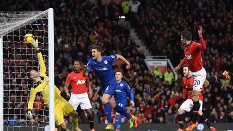 Van Persie (20) và đồng đội quyết thắng để cởi nút thắt tâm lý hiện tại