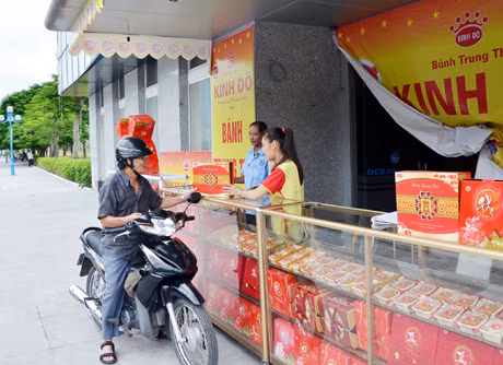 Khách hàng mua bánh Trung thu tại một gian hàng của hãng Kinh Đô, khu vực Cột Đồng Hồ (TP Hạ Long).