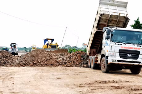 Thi công nền tuyến đường nối từ QL18 vào Khu công nghiệp - cảng biển Hải Hà.