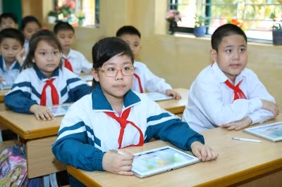 Học sinh trường Tiểu học Hoàng Hoa Thám trong giờ học áp dụng giải pháp "Lớp học thông minh". (ảnh: internet)