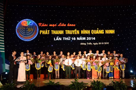Ban tổ chức tặng cờ lưu niệm cho các đơn vị tham gia Liên hoan