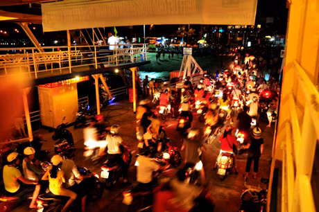 Cảnh xuống phà tấp nập gợi nhớ bao kỷ niệm.