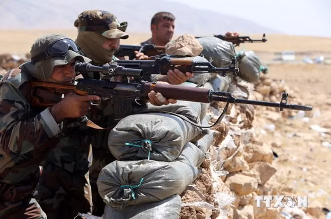 Các chiến binh người Kurd tại khu vực thị trấn Bashiqa, cách Mosul 13km về phía đông bắc ngày 16/8. (Nguồn: AFP/TTXVN)